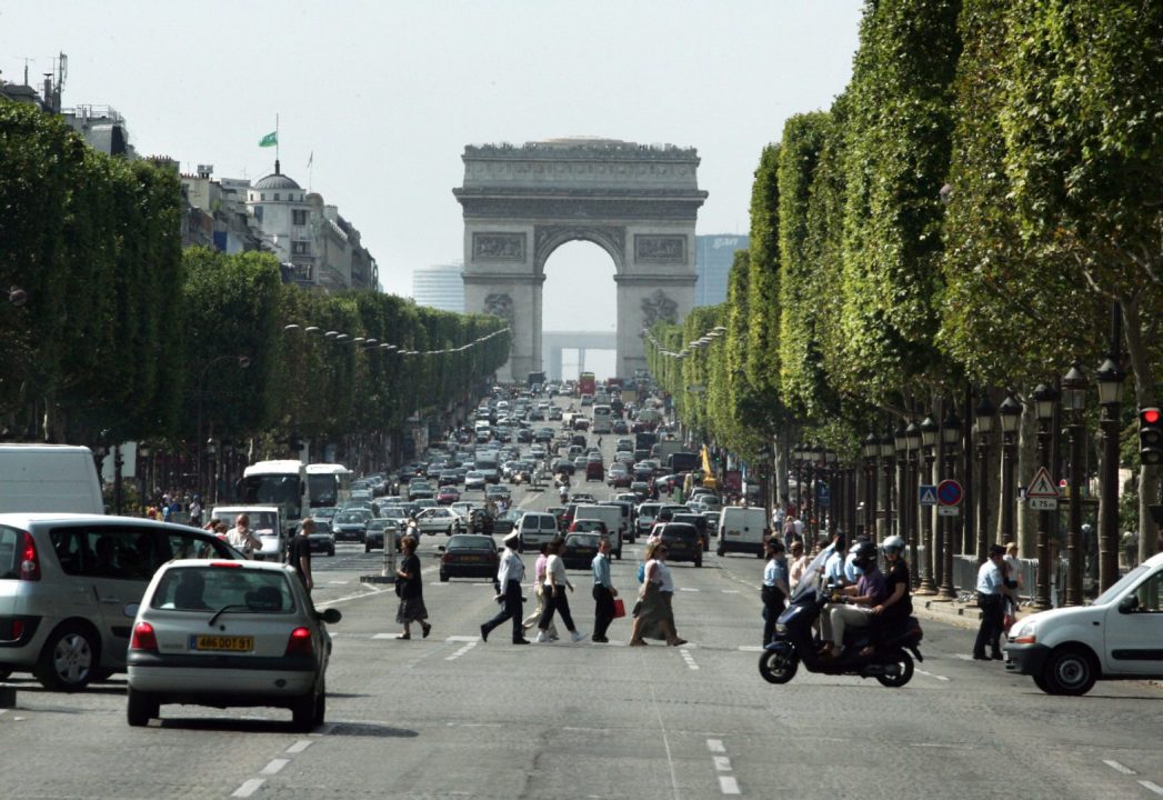 découvrez les enjeux du stationnement imprudent sur les champs-élysées, une artère emblématique de paris. analyse des dangers, des réglementations et des solutions proposées pour préserver la sécurité des piétons et la fluidité du trafic.