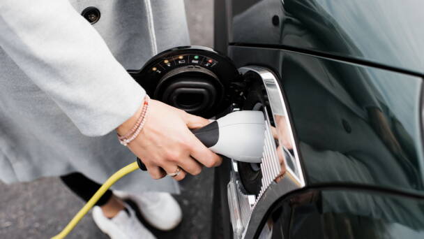 découvrez comment l'assurance évolue avec la révolution énergétique automobile. explorez les nouvelles offres adaptant vos besoins face à la transition vers des véhicules plus écologiques et les enjeux de durabilité.