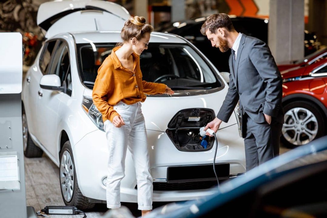découvrez pourquoi l'assurance pour voitures électriques est généralement plus coûteuse que celle des véhicules traditionnels et quels facteurs influencent ces tarifs en 2024.