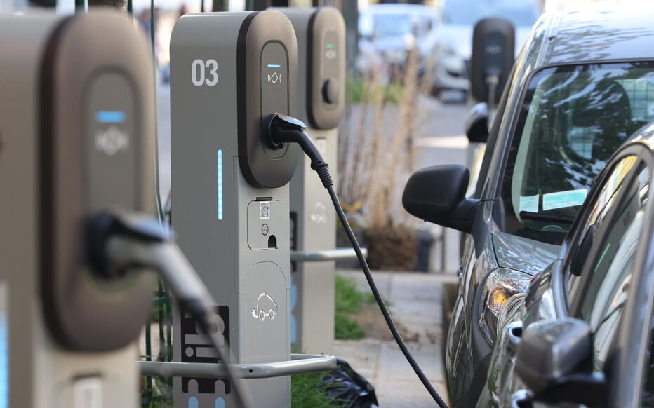 découvrez pourquoi les primes d'assurance pour voitures électriques augmentent en 2024 et comment anticiper cette hausse. conseils pour économiser sur votre contrat.