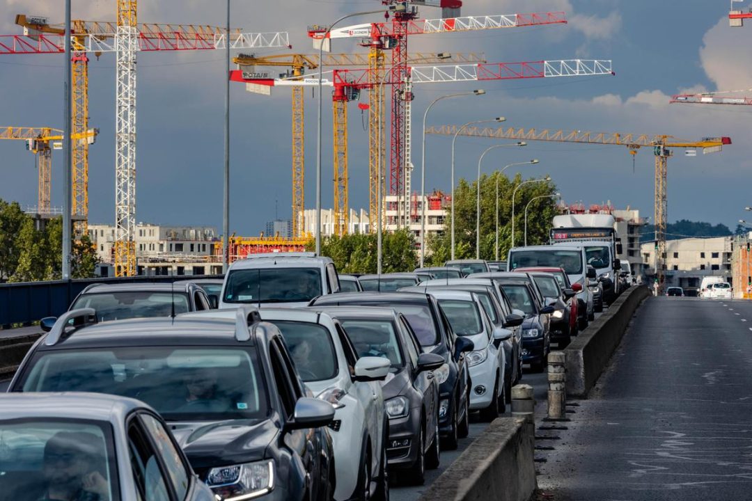 découvrez pourquoi les primes d'assurance auto augmentent en 2024, quels sont les facteurs qui influencent cette hausse et comment comparer pour optimiser votre contrat.