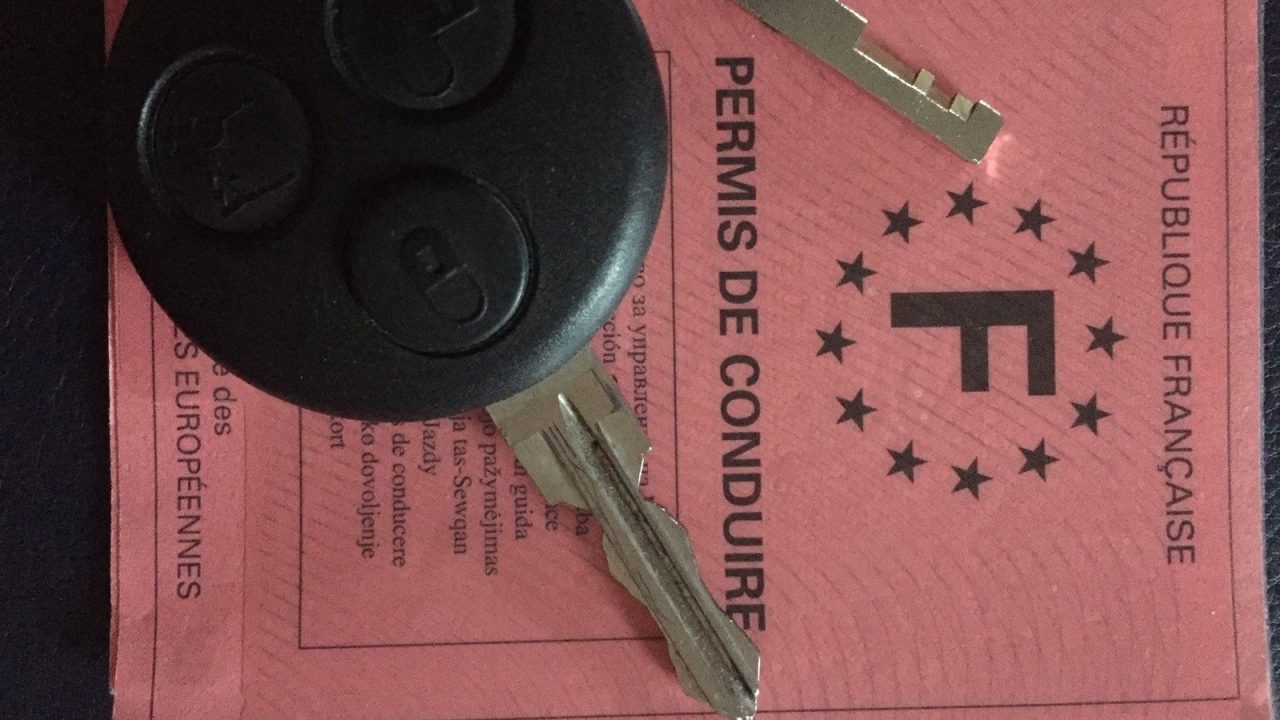 découvrez les risques et conséquences de la conduite dangereuse sans permis à 159 km/h. informez-vous sur la loi et la sécurité routière.