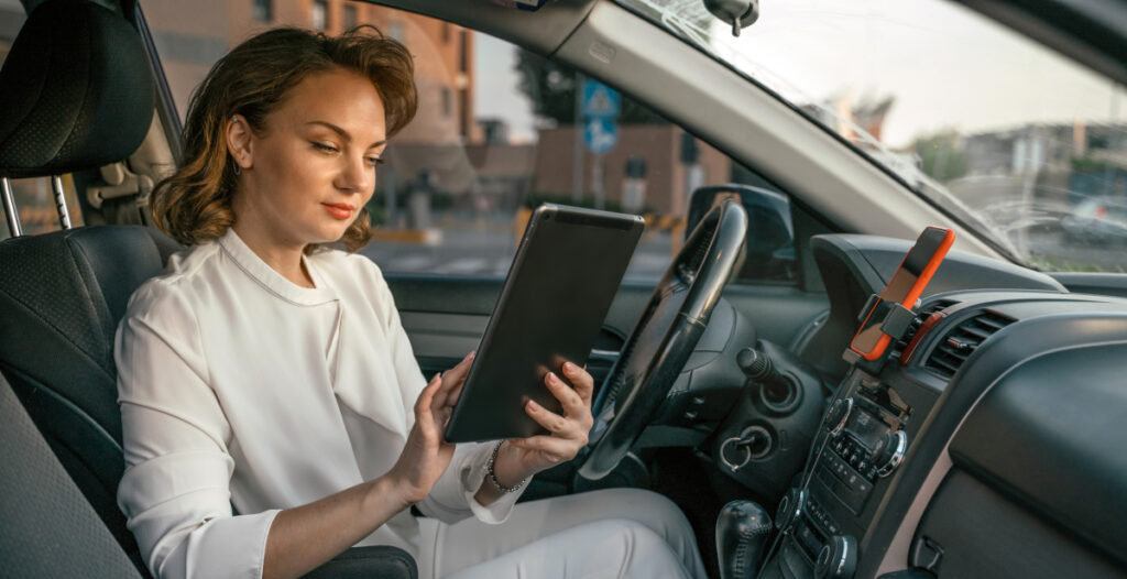 découvrez pourquoi les réparations et l'assurance des véhicules électriques peuvent entraîner des coûts élevés et comment mieux gérer ces dépenses.