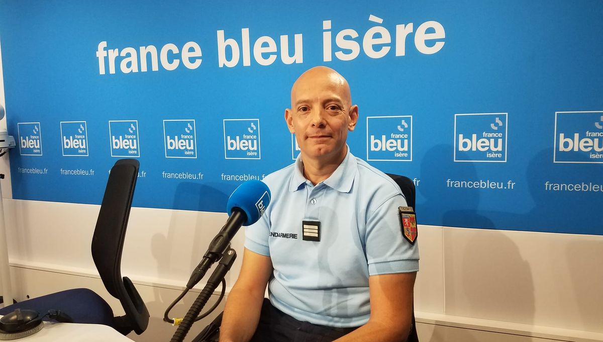 découvrez les équipements hiver obligatoires pour la période 2025-2026 et préparez-vous à affronter la saison en toute sécurité avec les règles à respecter.