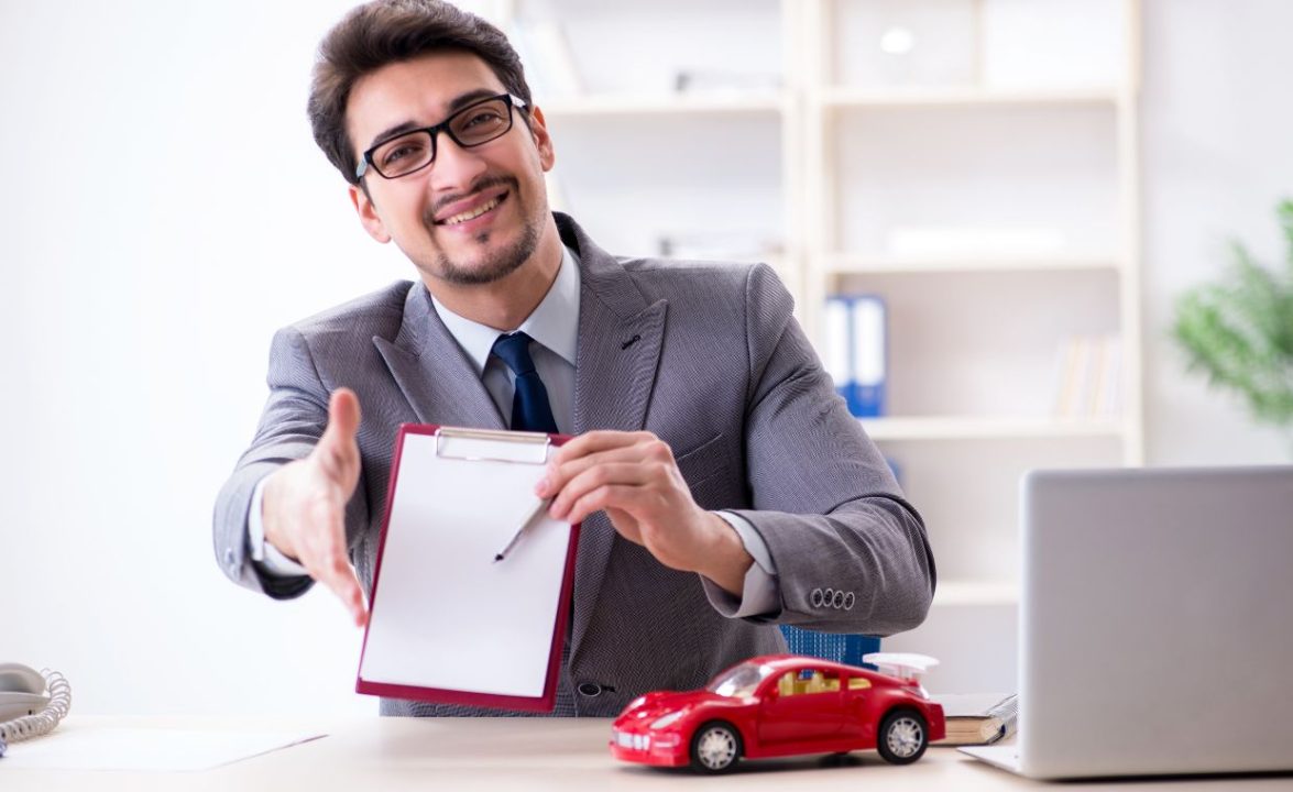 découvrez nos conseils pratiques pour réduire votre prime d'assurance auto et économiser tout en étant bien couvert.