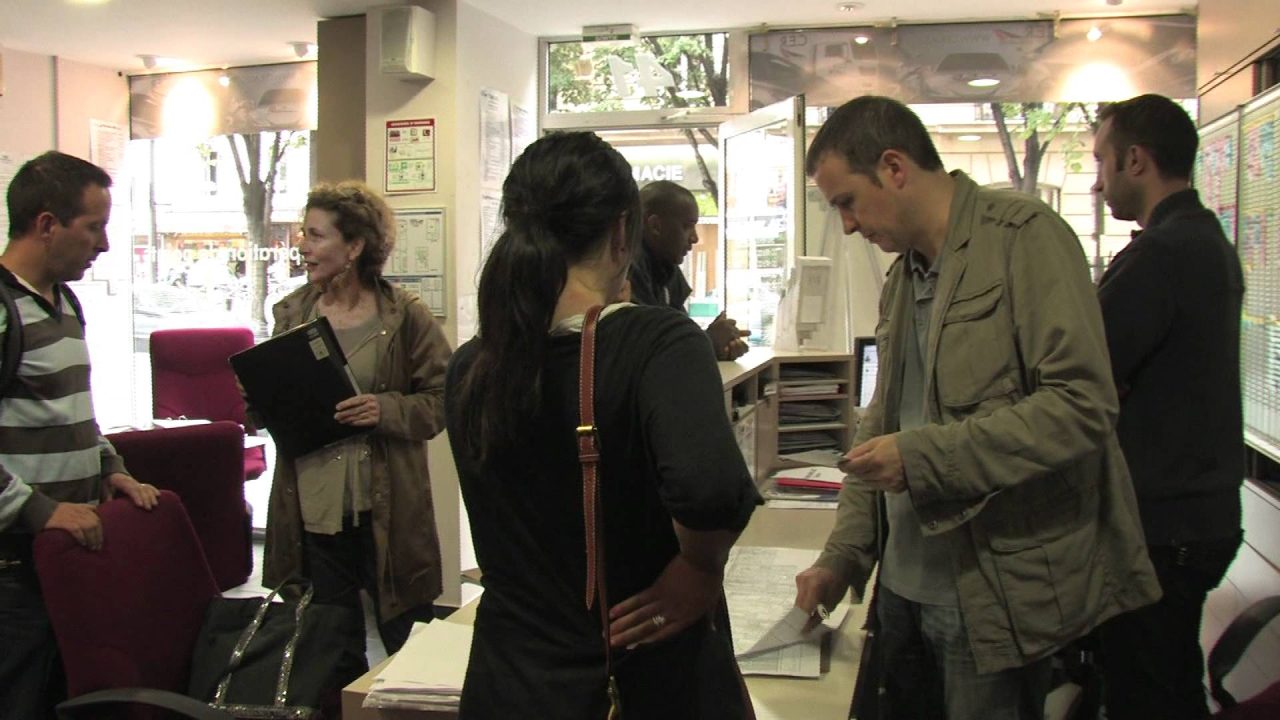 découvrez comment économiser sur votre assurance auto en tant que jeune conducteur grâce à nos conseils et offres adaptées pour maximiser vos économies.