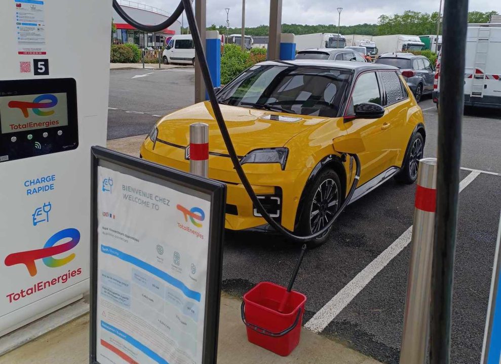 découvrez notre assurance voiture électrique abordable, alliant protection complète et tarifs avantageux pour rouler en toute sérénité.