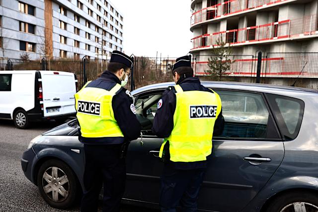 découvrez les sanctions pouvant aller jusqu'à 8 000€ en cas d'absence d'assurance auto et les conséquences légales à connaître absolument.
