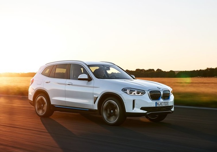 découvrez l'augmentation significative des tarifs d'assurance auto pour les véhicules hybrides et électriques en 2025, et comment cela impacte votre budget.