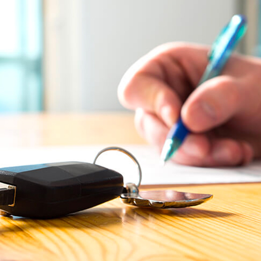 découvrez si vous devez continuer à payer votre assurance auto pendant la période d'immobilisation de votre véhicule et quelles sont les options disponibles pour réduire vos coûts.