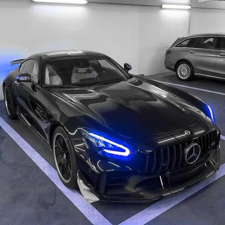 découvrez pourquoi posséder une voiture en france est devenu un luxe rare, entre coûts élevés et réglementation stricte.