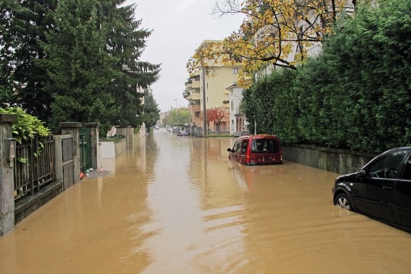 découvrez comment bien choisir votre assurance auto pour être couvert en cas de catastrophe naturelle et protéger votre véhicule efficacement.