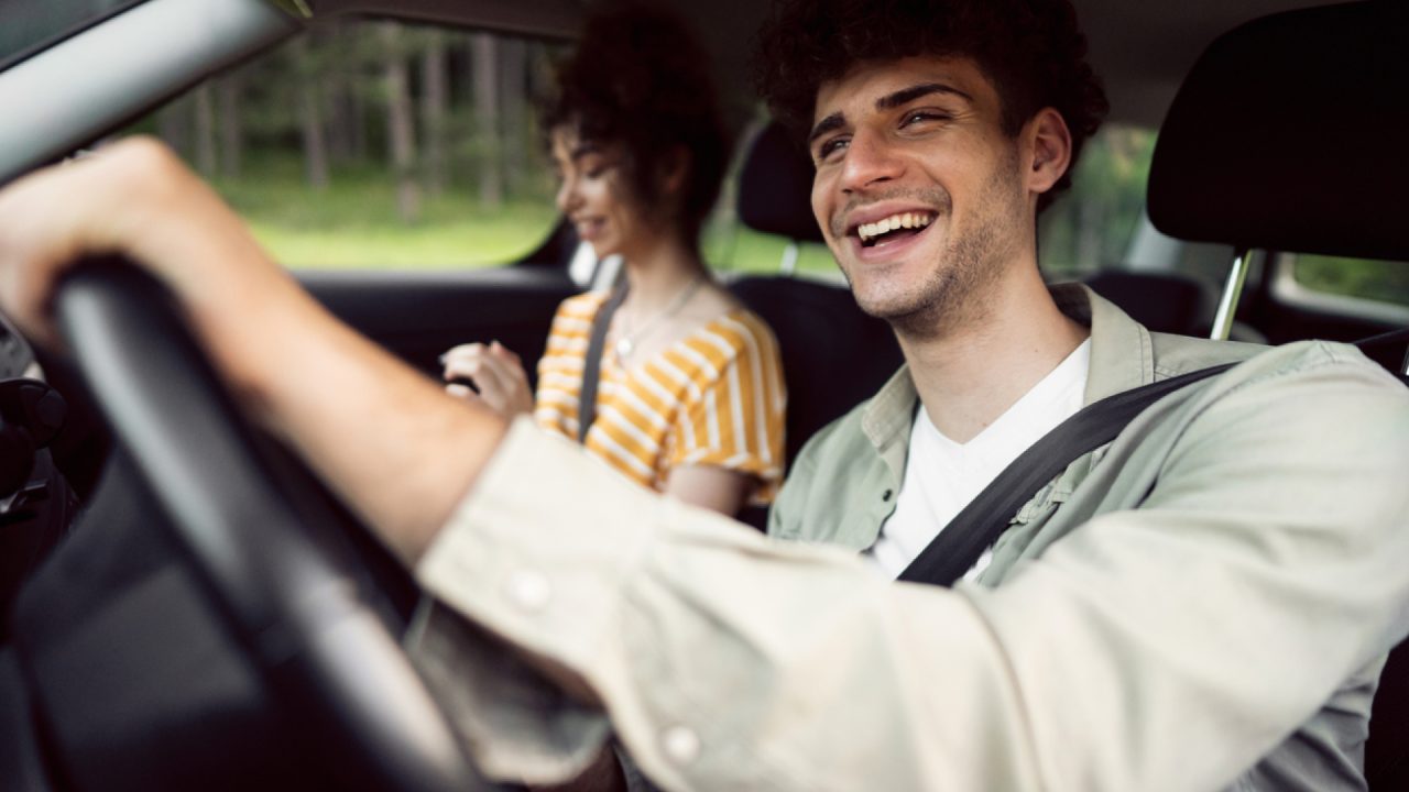 découvrez pourquoi le coût de l'assurance pour les voitures électriques dépasse celui des véhicules thermiques et comment optimiser vos dépenses.