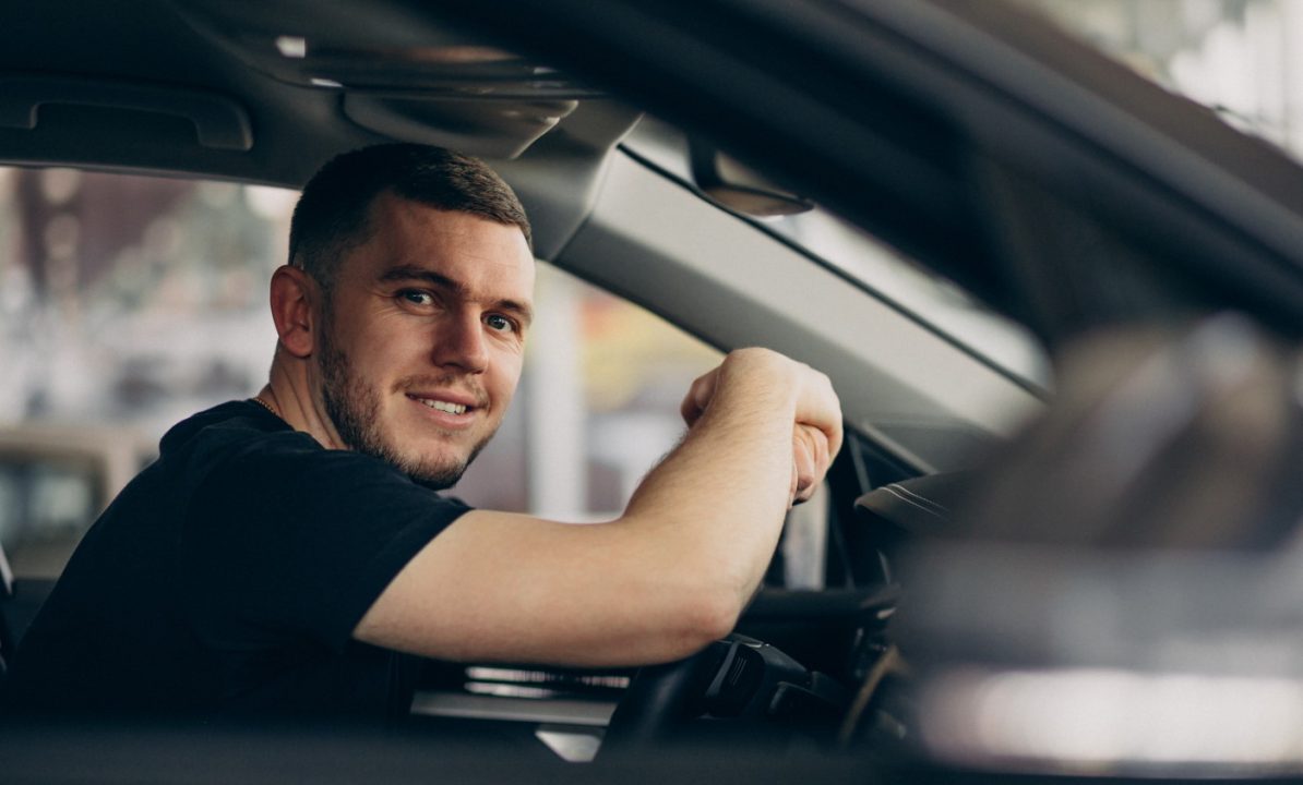 découvrez les risques et les conséquences pour les jeunes conducteurs sans assurance, ainsi que les solutions pour assurer leur véhicule à moindre coût.