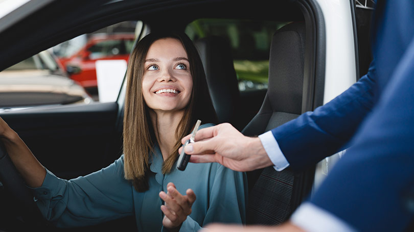 découvrez nos offres d'assurance auto adaptées et profitez d'un prêt de voiture flexible pour rouler en toute sérénité.