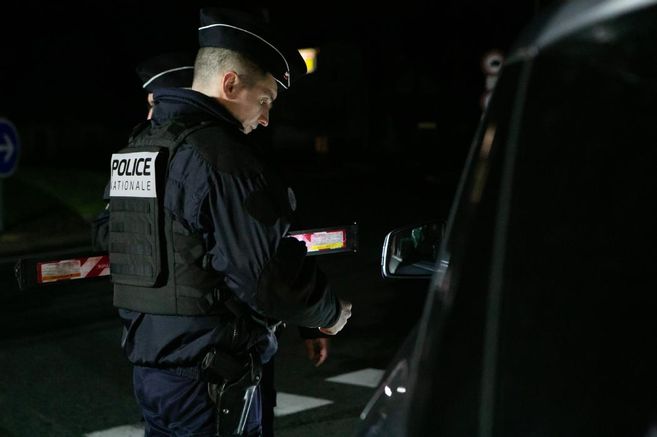 un conducteur intercepté sans permis ni assurance voit sa dépanneuse saisie par les autorités, illustrant la rigueur des contrôles routiers.