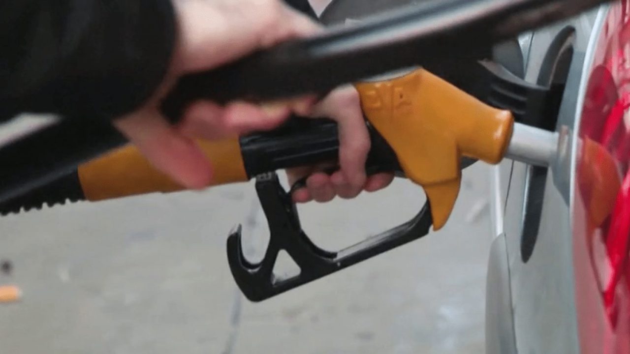 découvrez comment la guerre au moyen-orient entraîne une hausse du prix du carburant de 18€ par mois et impacte votre budget.