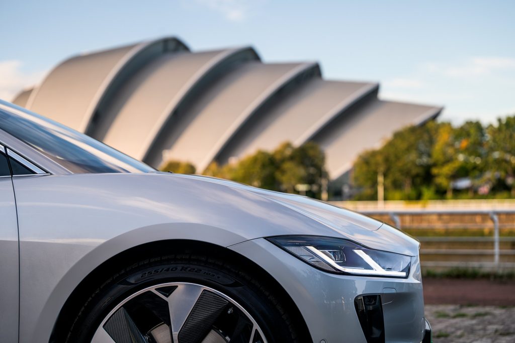 jaguar land rover fait face à des critiques malgré le soutien financier accordé par le gouvernement britannique pour renforcer son secteur automobile.