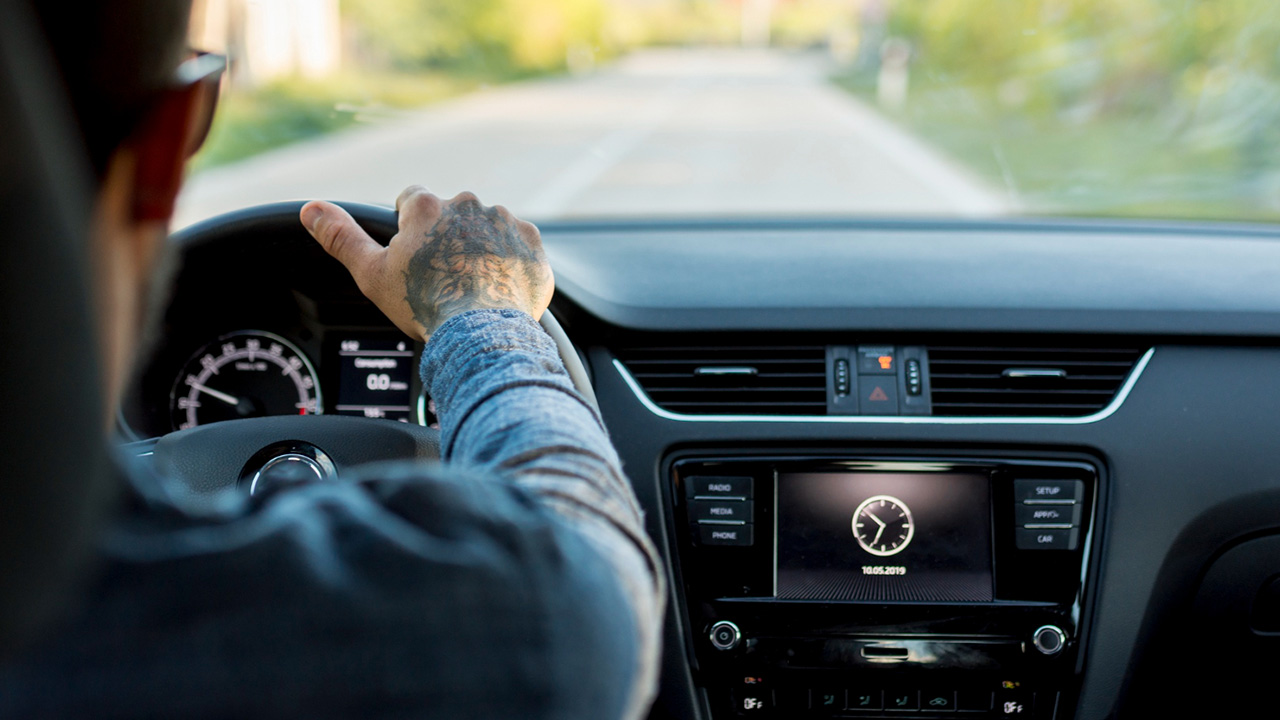 découvrez comment l'assurance auto représente un tiers du budget annuel et astuces pour optimiser vos dépenses tout en restant bien couvert.