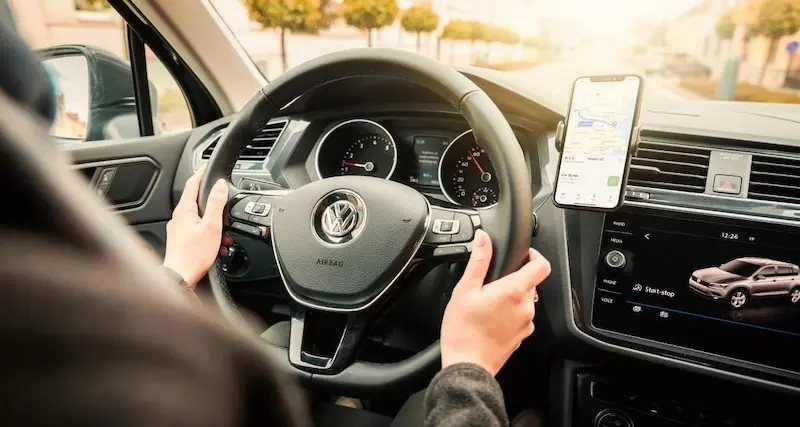 découvrez les risques liés au contrôle technique et à l'utilisation du téléphone au volant, et comment prévenir les accidents pour assurer votre sécurité sur la route.