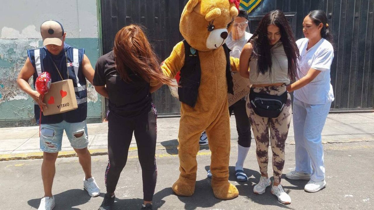 trois américains déguisés en ours ont été condamnés pour fraude, une affaire insolite mêlant déguisement et tromperie judiciaire.